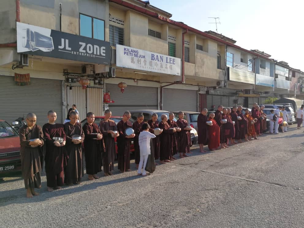 2019 Penang · Bukit Mertajam — Young Volunteers Serve the Saṅgha in Alms-round & Dhamma Propagation - Image 9