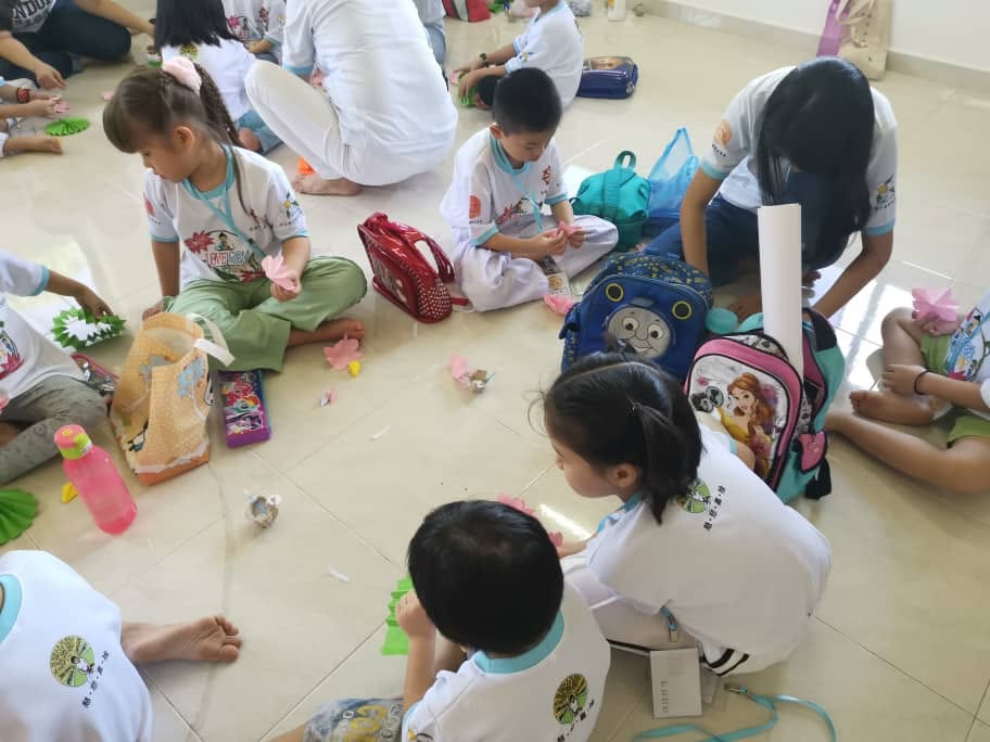 2019 Kaṭhina Celebration: Paper Lotus & Candle Crafting by Children & Youth Dhamma Class - Image 5